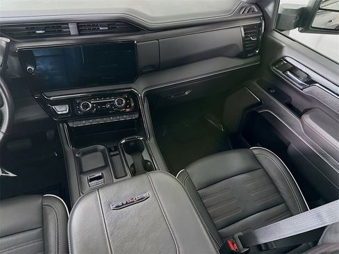 Used 2024 GMC Sierra 2500 AT4X image 28