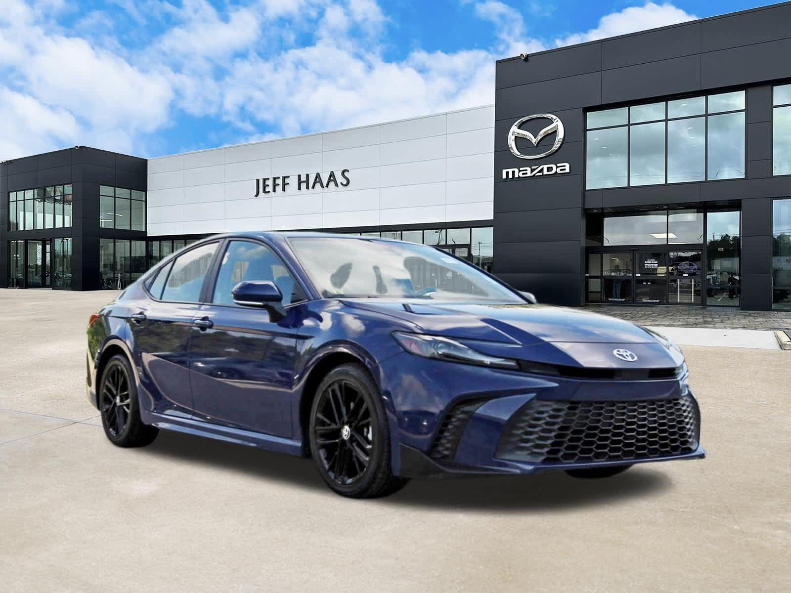 Used 2025 Toyota Camry SE FWD image 4