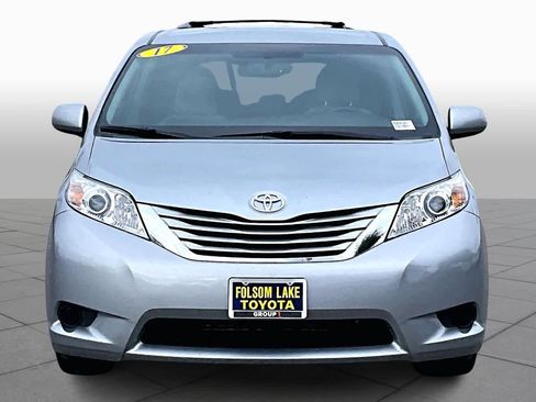 Used 2017 Toyota Sienna LE image 3