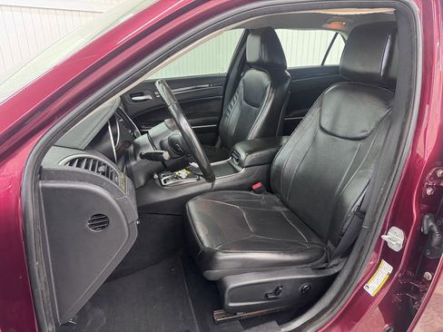 Used 2019 Chrysler 300 Limited image 9