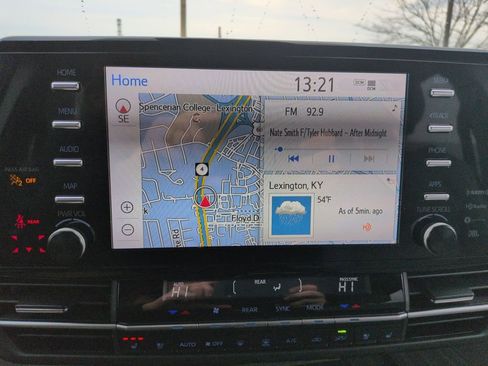 Used 2024 Toyota Sienna Limited image 19