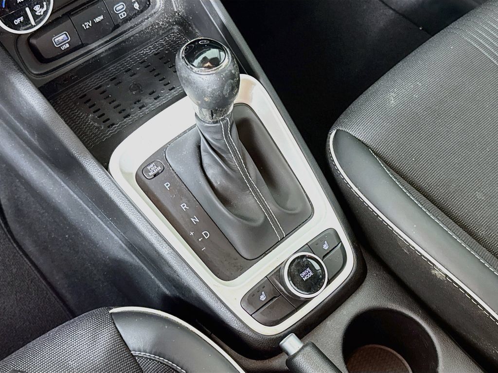 Certified 2024 Hyundai Venue Limited FWD image 17