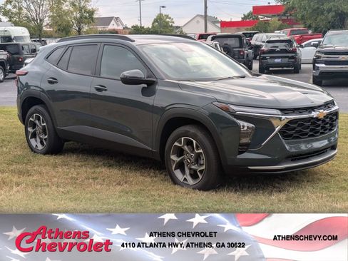 Used 2025 Chevrolet Trax LT FWD image 1