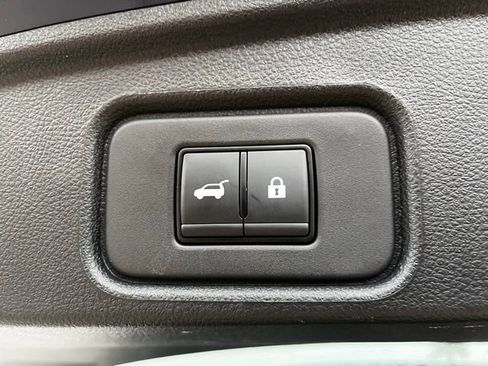 Used 2025 Nissan Pathfinder SV w/ SV Premium Package image 15