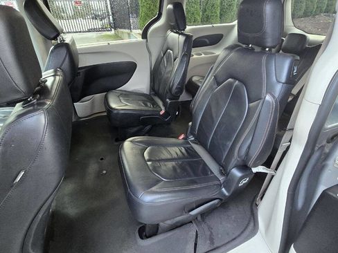 Used 2017 Chrysler Pacifica Touring-L image 9