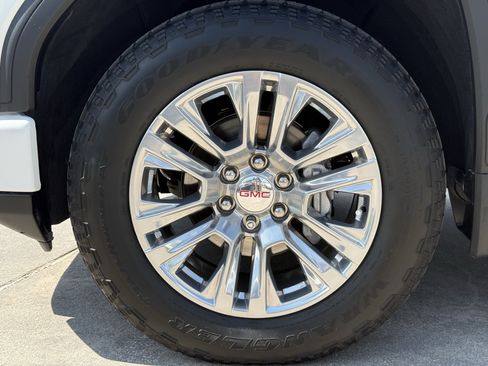 Used 2023 GMC Sierra 1500 Denali w/ Technology Package AWD/4WD image 9