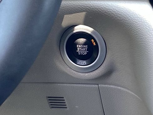 Used 2024 Chrysler Pacifica Touring-L FWD image 24