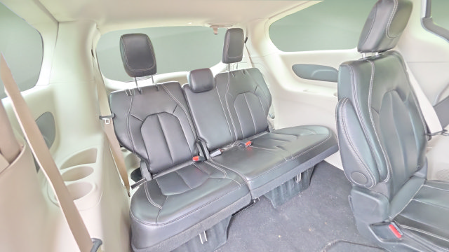 Used 2024 Chrysler Pacifica Touring-L FWD image 15