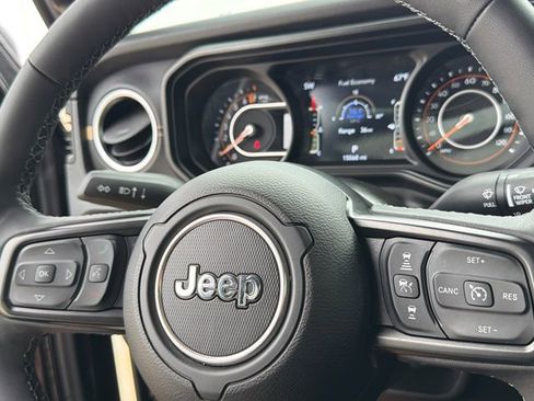 Used 2025 Jeep Gladiator Sport AWD/4WD image 29