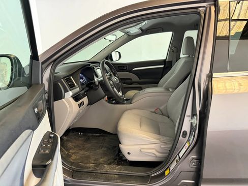 Used 2015 Toyota Highlander LE AWD/4WD image 9