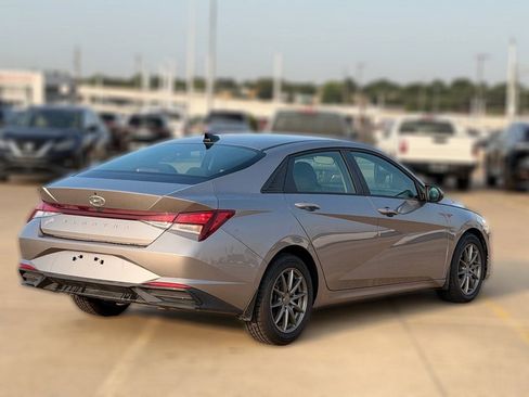 Used 2023 Hyundai Elantra SEL w/ Convenience Package FWD image 7