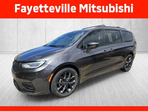 Used 2021 Chrysler Pacifica Touring-L w/ Uconnect Theater Family Group FWD image 5