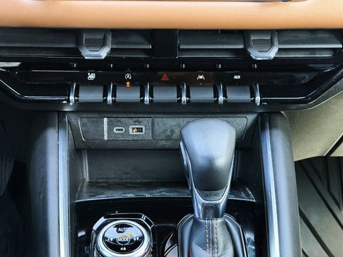 Used 2023 GMC Canyon AT4 w/ AT4 Premium Package image 9