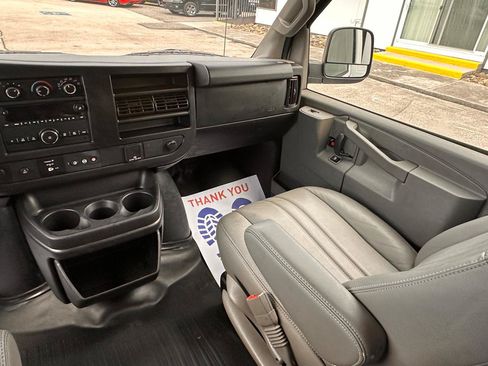 Used 2018 Chevrolet Express 2500 Extended RWD image 29