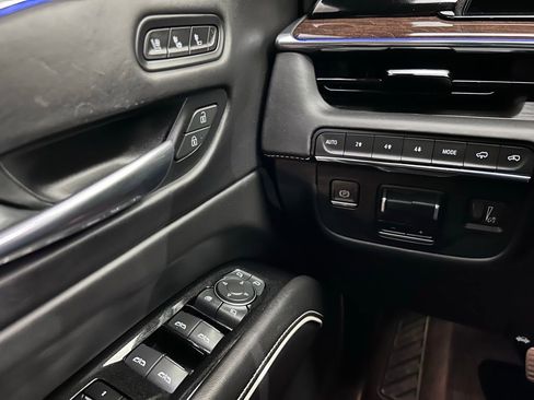 Used 2022 Cadillac Escalade ESV Sport Platinum w/ Heavy-Duty Trailer Package AWD/4WD image 23