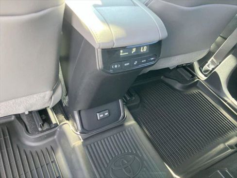 Certified 2023 Toyota Highlander XLE image 33