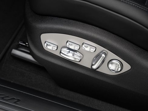 Certified 2025 Porsche Macan AWD/4WD image 13