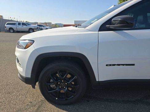 Used 2025 Jeep Compass Latitude w/ Convenience Group AWD/4WD image 13