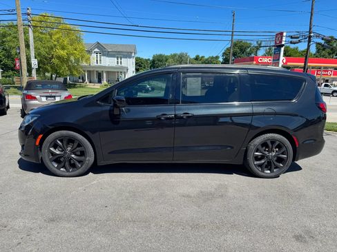 Used 2020 Chrysler Pacifica Touring-L Plus w/ Advanced Safetytec Group FWD image 8