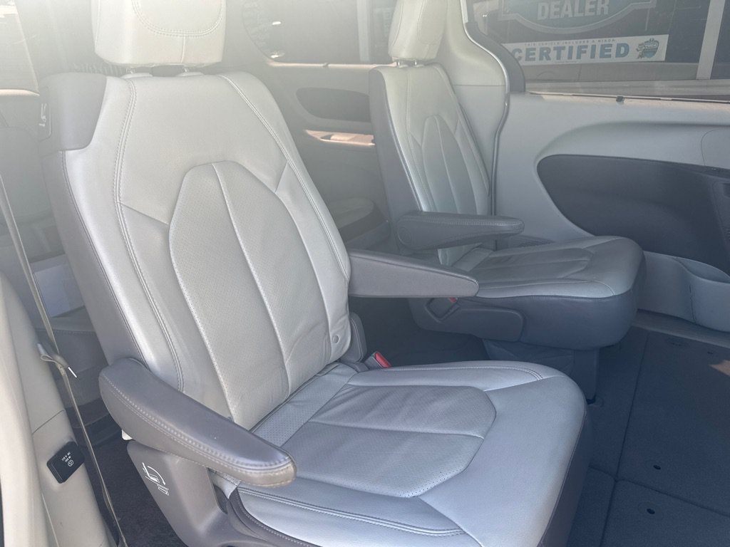 Used 2017 Chrysler Pacifica Touring-L Plus w/ Advanced Safetytec Group FWD image 13