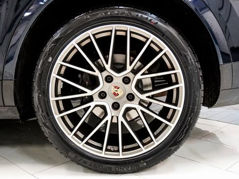 Used 2023 Porsche Cayenne Platinum Edition image 11