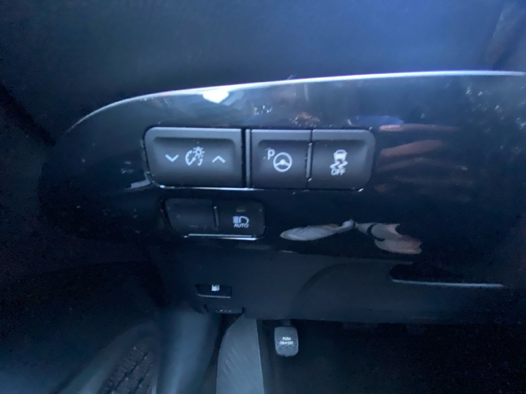 Used 2022 Toyota Prius LE AWD/4WD image 18