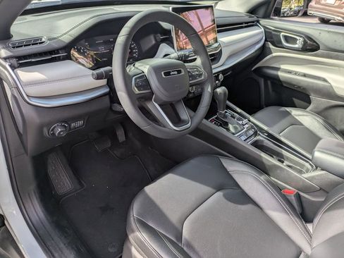 Used 2025 Jeep Compass Limited image 17