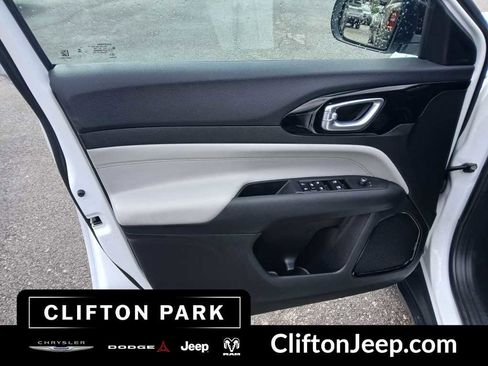 Certified 2025 Jeep Compass Limited AWD/4WD image 9