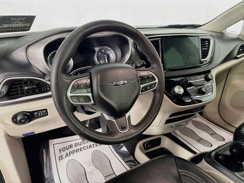 Used 2023 Chrysler Pacifica Touring-L FWD image 9