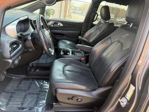 Used 2019 Chrysler Pacifica Touring-L w/ Advanced Safetytec Group FWD image 14