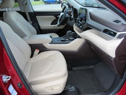 Used 2022 Toyota Highlander XLE AWD/4WD image 10