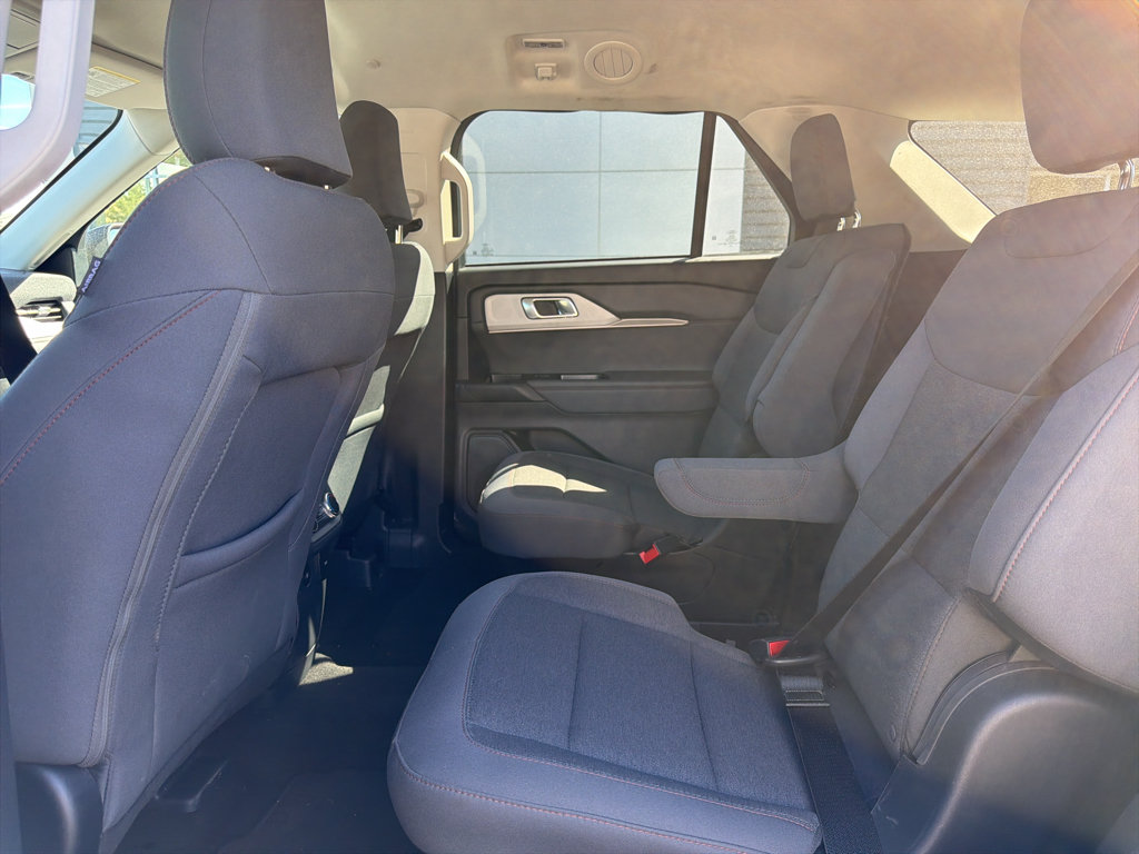 Used 2025 Ford Explorer Active AWD/4WD image 13