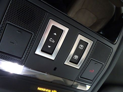 New 2026 Land Rover Defender 110 X-Dynamic SE image 30