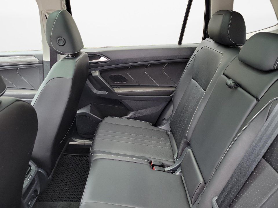 Certified 2023 Volkswagen Tiguan SE w/ Panoramic Sunroof Package FWD image 13