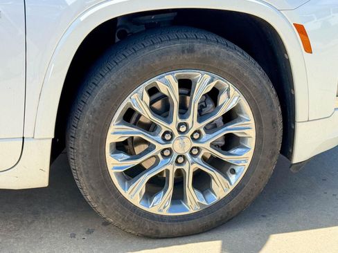 Used 2022 Chevrolet Traverse Premier image 9