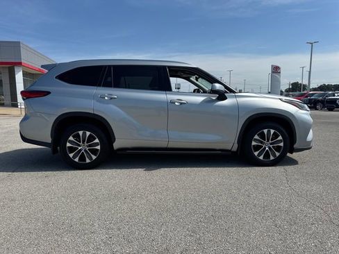 Used 2021 Toyota Highlander XLE AWD/4WD image 8