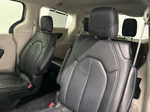 Used 2021 Chrysler Pacifica Touring-L w/ Uconnect Theater Family Group image 20