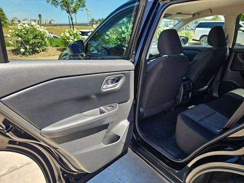 Used 2025 Nissan Rogue SV image 18