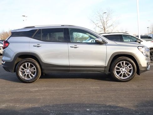 Used 2024 GMC Terrain SLT image 4