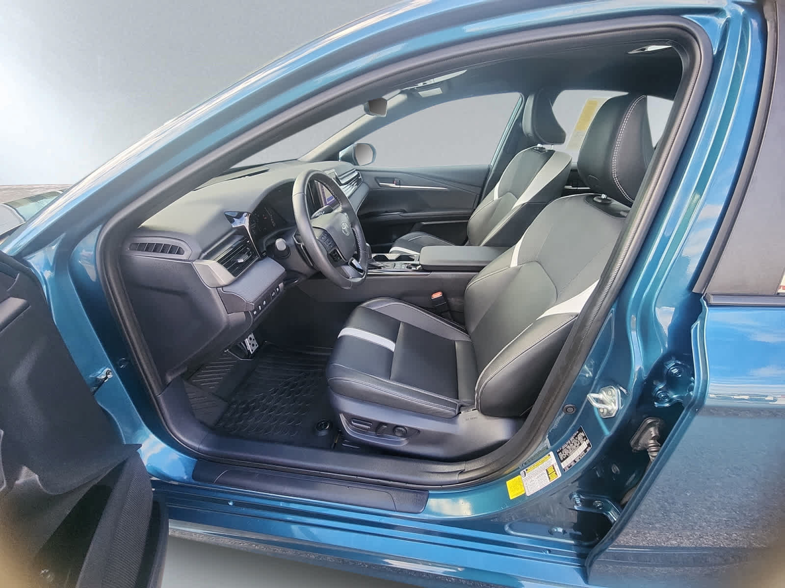 Used 2025 Toyota Camry SE w/ Convenience Package AWD/4WD image 13