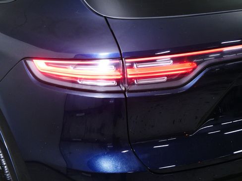 Used 2022 Porsche Cayenne Platinum Edition image 17