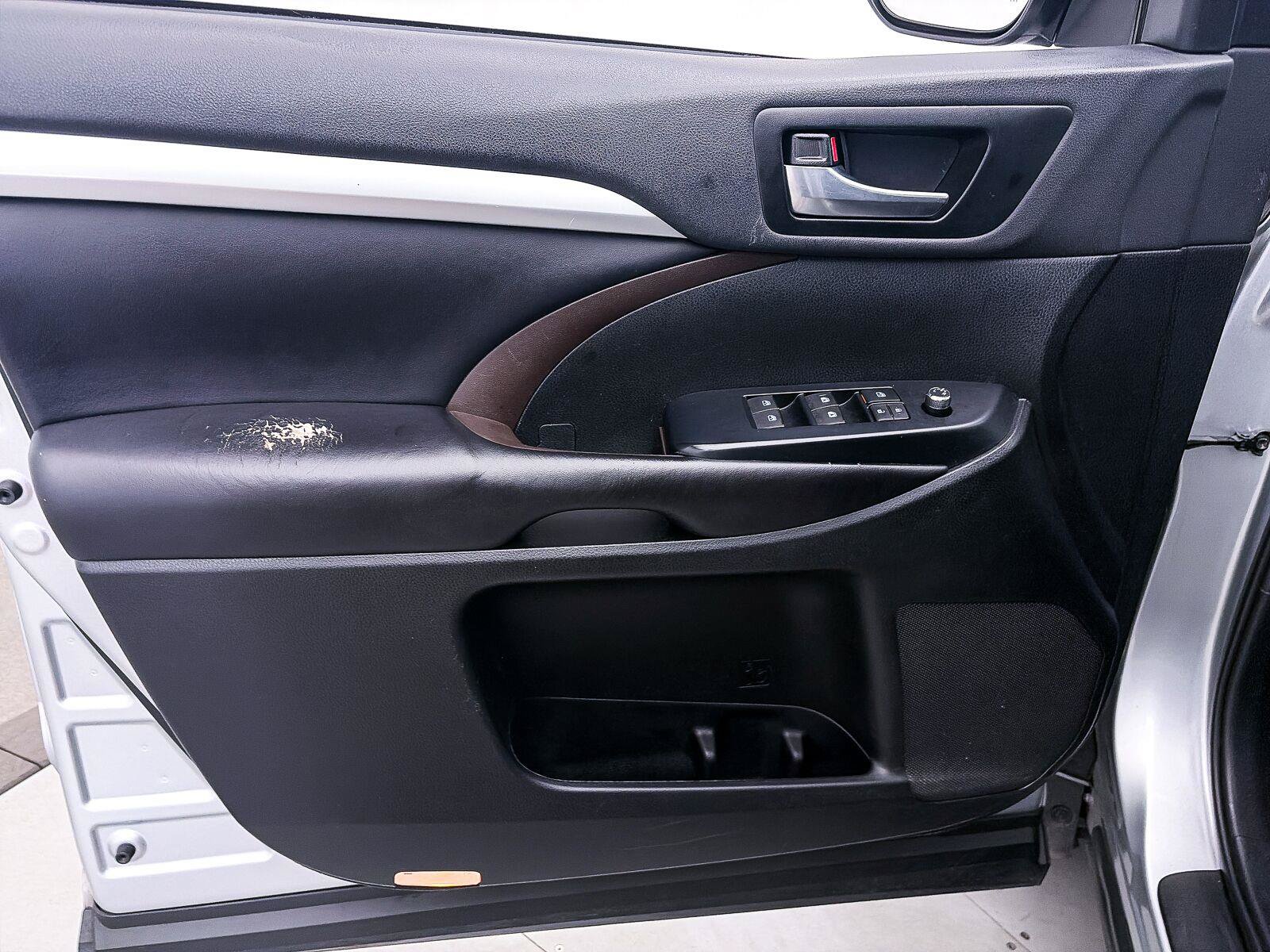 Used 2019 Toyota Highlander XLE FWD image 13