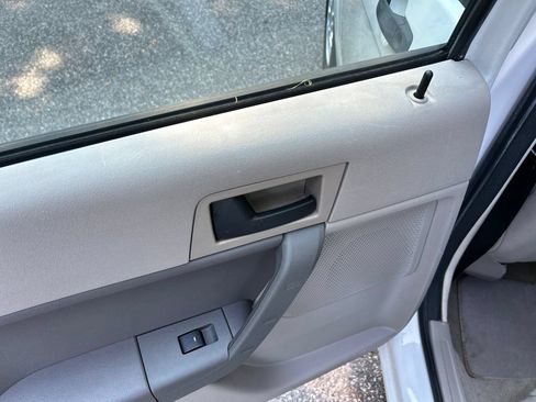 Used 2009 Ford Focus SE FWD image 22