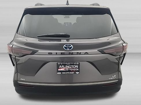 Used 2024 Toyota Sienna LE AWD/4WD image 6