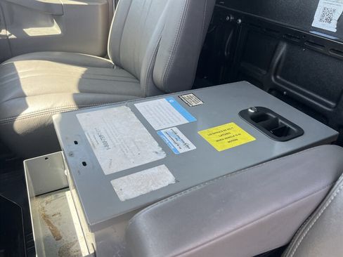 Used 2018 Chevrolet Express 2500 w/ Driver Convenience Package RWD image 18