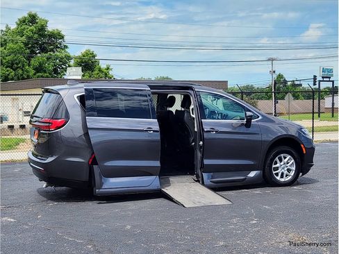 Used 2022 Chrysler Pacifica Touring-L FWD image 2