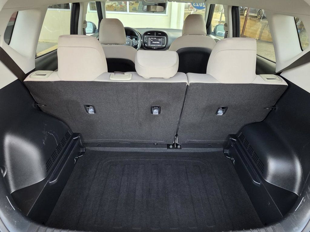 Used 2023 Kia Soul LX w/ LX Technology Package FWD image 10