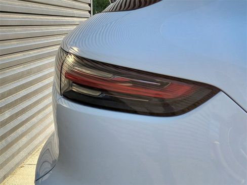 Certified 2022 Porsche Cayenne Platinum Edition image 17