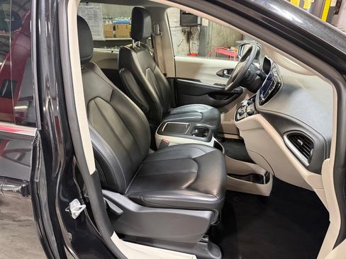 Certified 2023 Chrysler Pacifica Touring-L AWD/4WD image 21