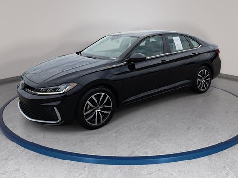 Certified 2025 Volkswagen Jetta SE FWD image 1